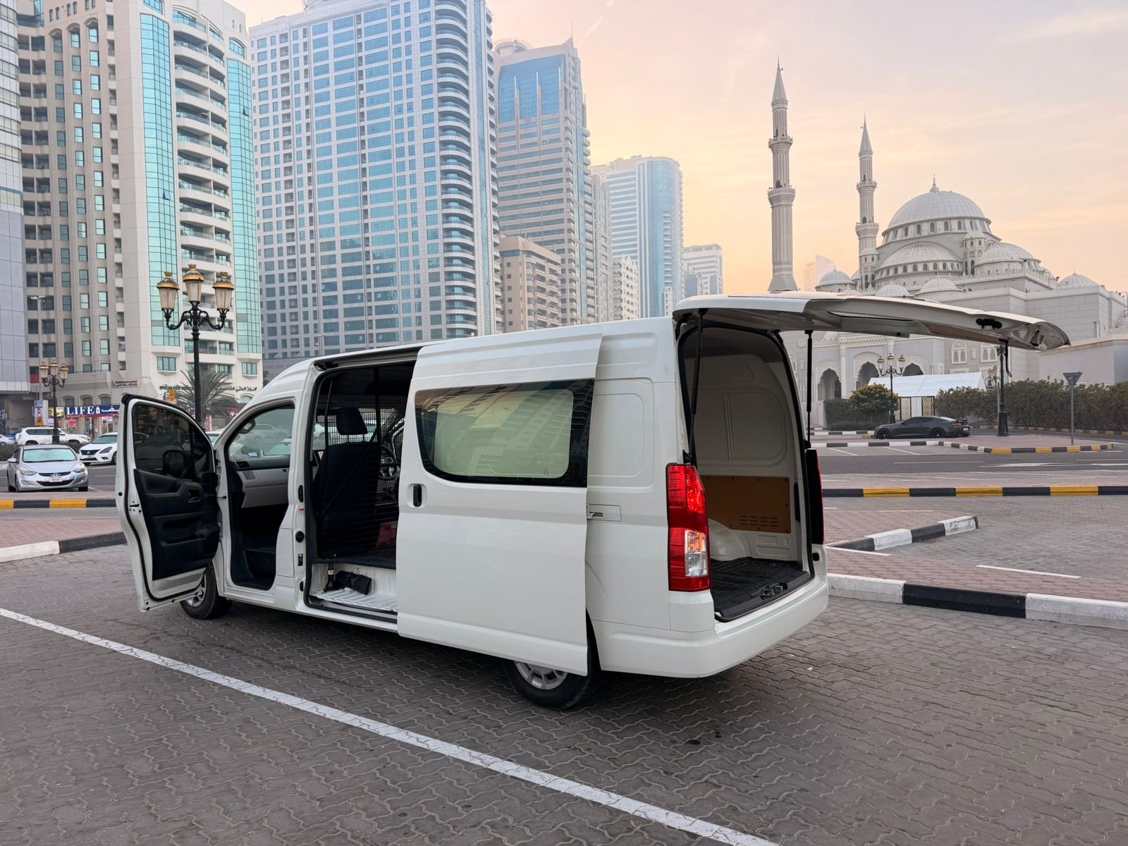 Toyota Hiace 2024 White image